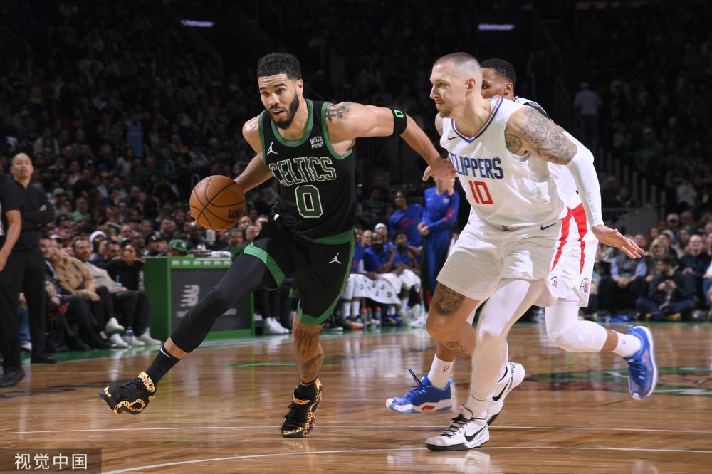 他迅速将球 他迅速将球